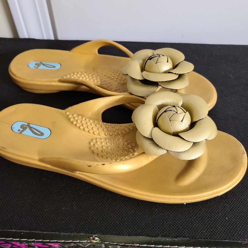 OKA b. Sandals Thong Flip-Flops Gold Flowers Comfy
